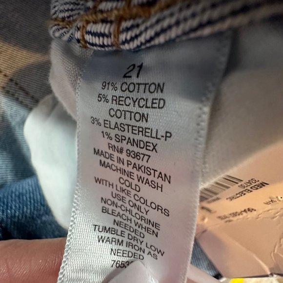 New! Arizona Curvy Mom Jeans High Rise‎ Ripped Distressed Tapered Leg Plus 21 - Picture 6 of 15